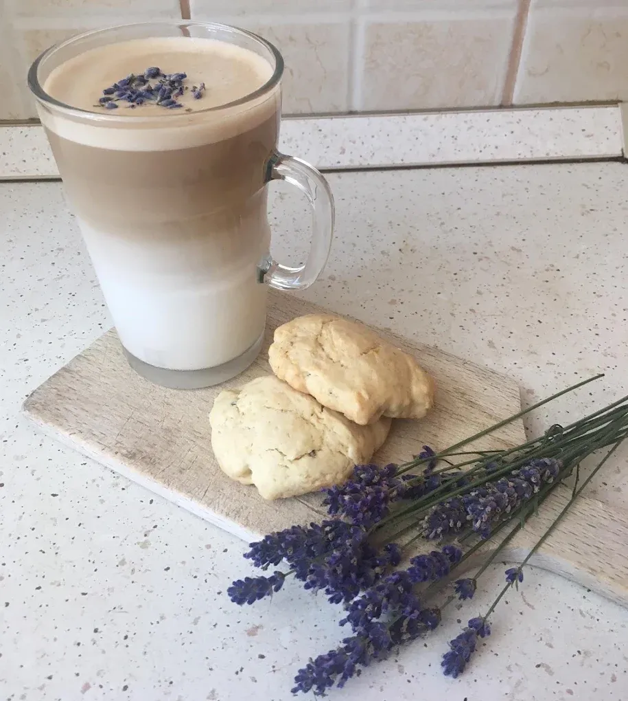 Levendulás latte és sütemény friss levendulacsokorral — a kézműves foglalkozás hangulata